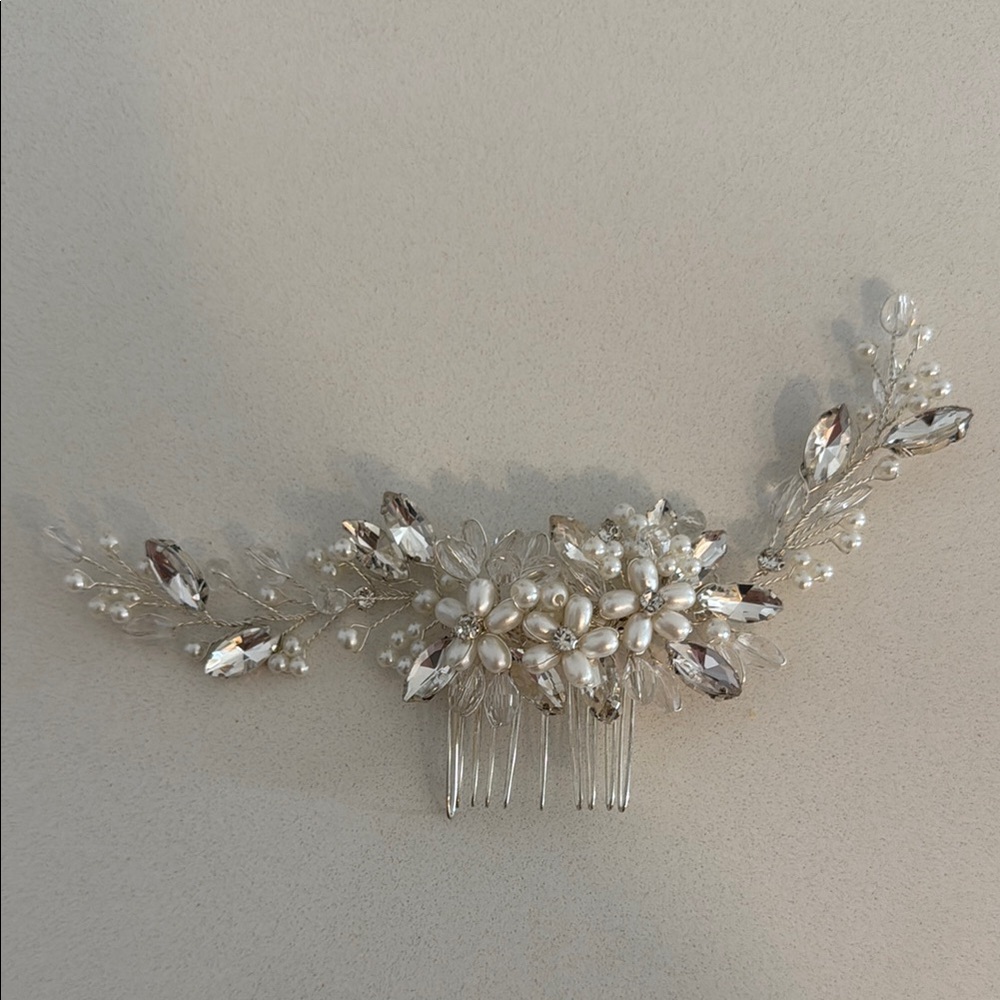 Elegant Silver and White Hair Comb